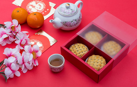 以红色为主题的橘红色花包装饰中国新年节日汉字寓意幸福，吉祥，利润丰厚
