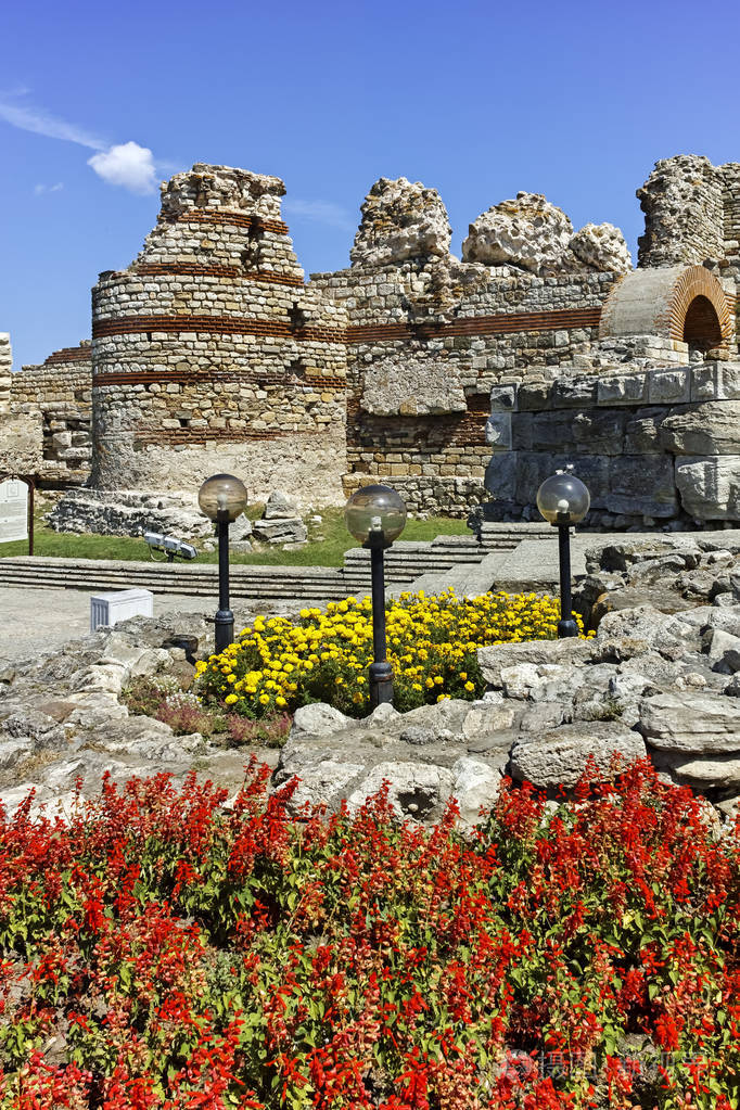 保加利亚布尔加斯地区内塞巴尔老城入口处古代防御工事的废墟