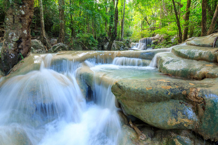 泰国Kanchanaburi国家公园Erawan瀑布深森林中的瀑布