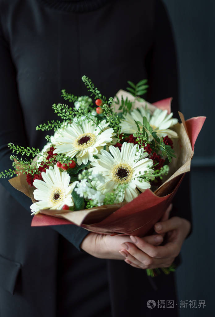 女人手里的漂亮花束