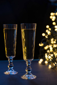 圣诞节时喝了两杯香槟被遮挡的灯光在背景中。浪漫的心情