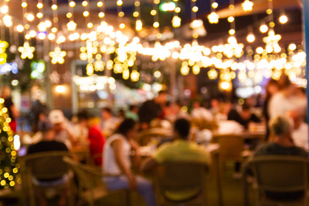 抽象模糊形象很多人在餐馆里享受夜晚节日的乐趣，气氛是快乐和放松的。