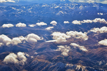 冬季飞越科罗拉多和犹他州的地形岩石山景观的鸟瞰图。 宏伟的河流山脉和景观图案的景观。 俯视落基山脉和黄蜂前面的美国。