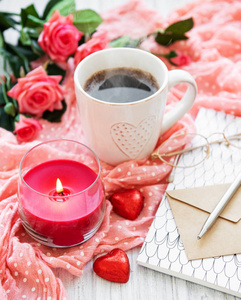 一杯咖啡和巧克力糖果玫瑰和信封