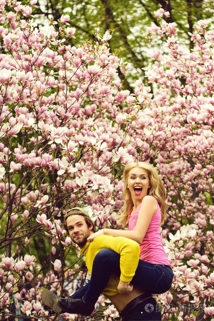 男人和女人夫妇爱情在春天的玉兰花