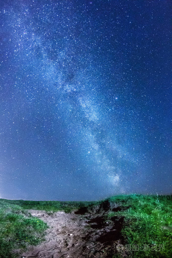 蓝色夜空中美丽的宇宙和银河系的天体摄影