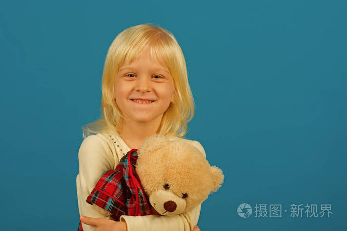 玩她的玩具带着软玩具的小孩小孩子高兴地笑了我最喜欢的童年玩具带着