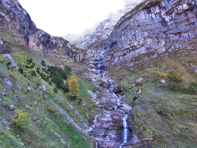 瑞士格拉鲁斯州Klontalersee湖东部支流上的瀑布和瀑布