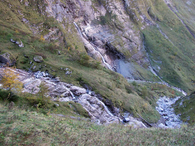 瑞士格拉鲁斯州Klontalersee湖东部支流上的瀑布和瀑布