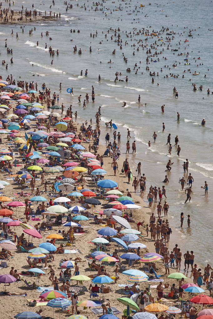 西班牙地中海海岸线卡尔佩海滩夏季人群阿尔坎特海景