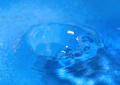 一滴水后液体表面的奇特图案图片