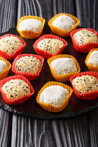 传统的亚洲摩奇甜点,豆沙贴在桌子上. 青筋照片