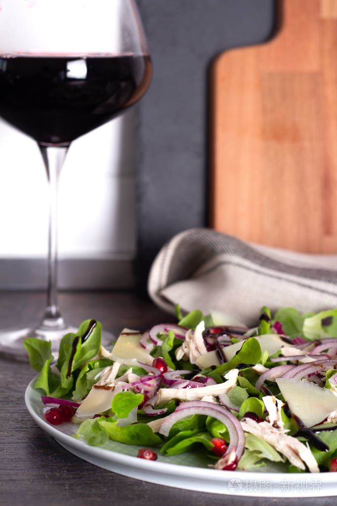 蔬菜沙拉配鸡肉和红葡萄酒
