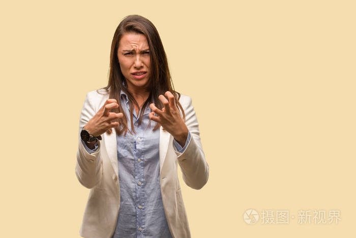 白种人商业青年妇女愤怒和不安