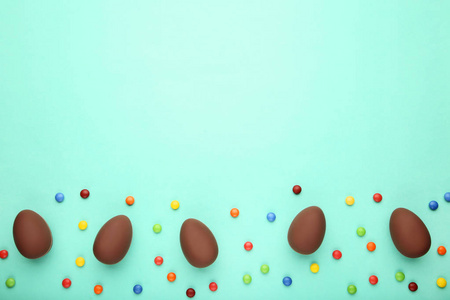 巧克力复活节彩蛋与彩色糖果薄荷背景