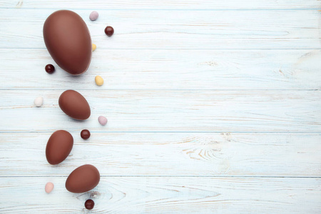 木制桌子上的巧克力复活节鸡蛋