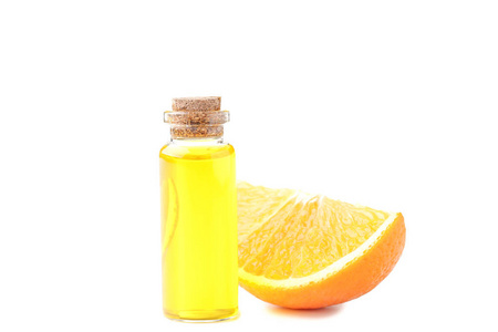 白色背景的瓶子中的橙色油