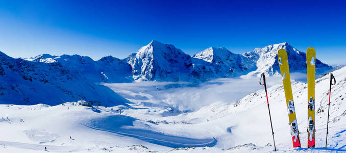 滑雪在冬季季节山区和滑雪巡回越野设备在雪山顶部在晴天。 意大利的南蒂罗尔沙尔达。