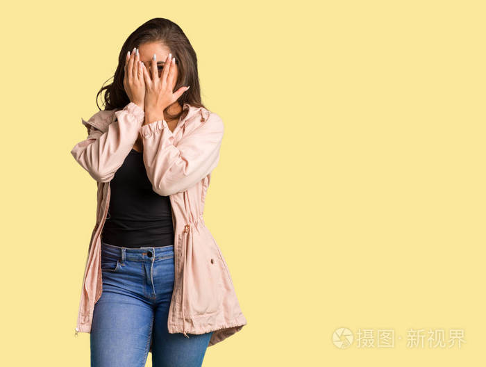 全身年轻的弯曲的女人感到担心和害怕