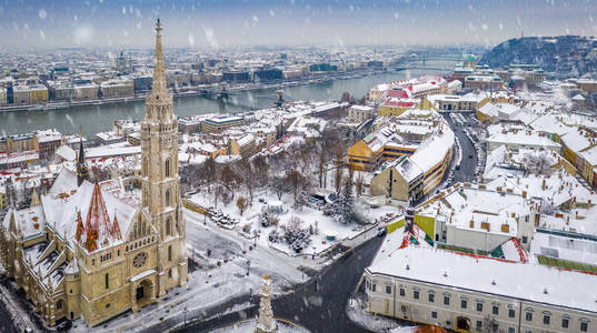 布达佩斯匈牙利空中俯瞰白雪皑皑区与马蒂亚斯教堂布达城堡皇家宫殿szechenyi链桥和自由女神像在冬季