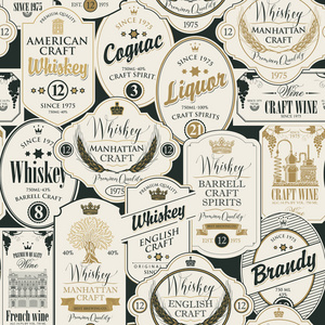 矢量无缝图案与各种酒精饮料标签拼贴复古风格与威士忌酒干邑酒白兰地的铭文。