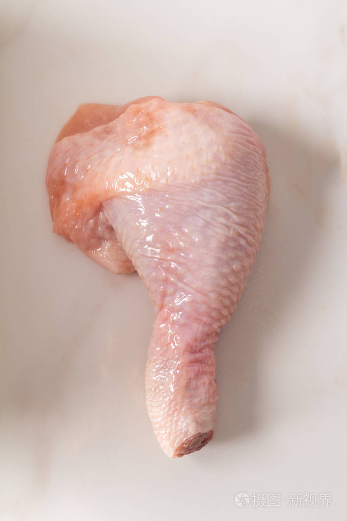 生鸡鸡腿在白色背景上