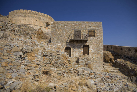 斯皮纳隆加岛上的历史建筑。希腊克里特岛Spinalonga要塞的建筑物。