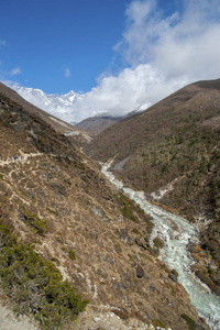 喜马拉雅山上的罗兹峰小径和河流。尼泊尔珠穆朗玛峰大本营徒步旅行