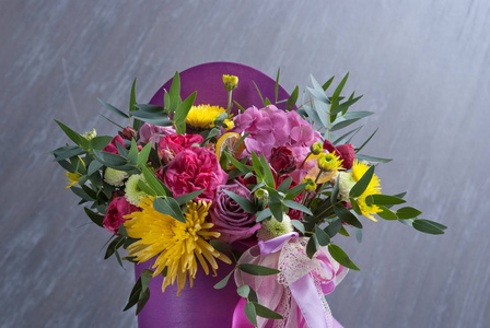 丁香花的花束, 包括绣球花玫瑰桑蒂尼和石膏。在白色的桌子上。特写