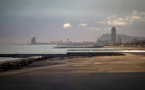 巴塞罗那海滩早晨日出，海边和海湾地区