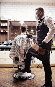 希普斯特男子客户访问海德塞尔和发型师在理发店