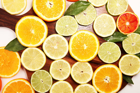柑橘类水果，白色背景上有橘子柠檬柚子和石灰。