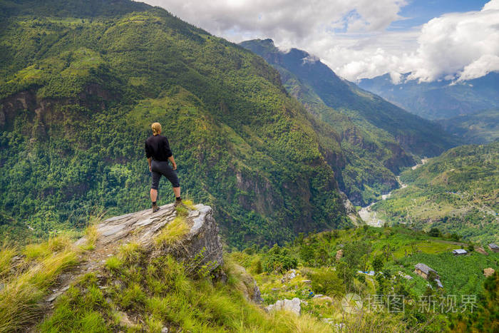 人站在喜马拉雅山的山顶上.成就和成功.在尼泊尔旅行