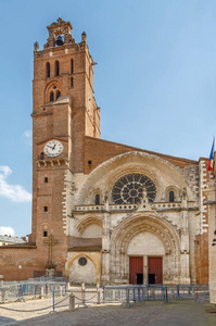 图卢兹大教堂是一座罗马天主教教堂，位于法国图卢兹市