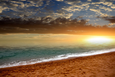 阳光灿烂的夕阳下的海滨