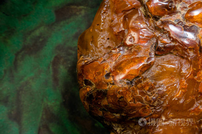 老式化石树脂作为背景. 黄色琥珀纹理接近. 夹杂物的石头