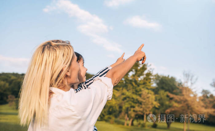 妈妈和孩子在外面玩得开心. 母亲和儿童