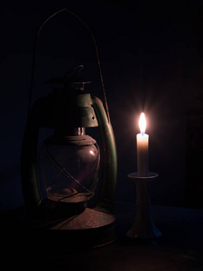 旧煤油灯和蜡烛。