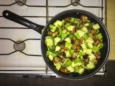 素食炖锅里煮的。 顶部视图