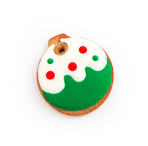 自制姜饼饼干，形状为圣诞球，隔离在白色上。 节日装饰冬季时间食品。