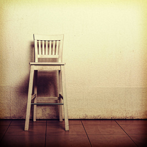 白色的木椅靠在白色的墙上。 复制您的文本空间。 背景图像