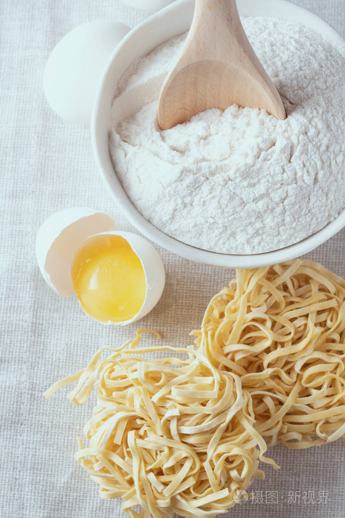面粉面条和生鸡蛋