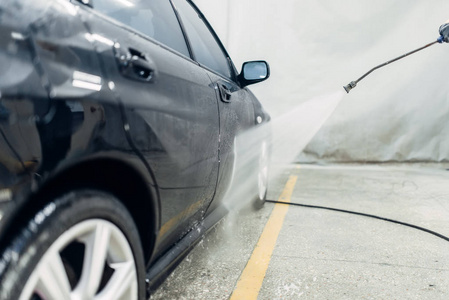 洗车服务清洁汽车。 特别车站高压冲洗装置