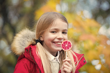 小女孩吃糖在棍子, 食物.孩子的微笑与棒糖, 小吃.