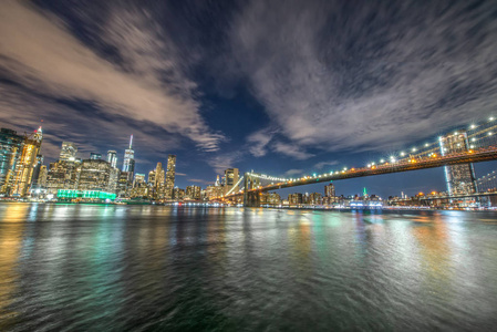 曼哈顿天际线和布鲁克林大桥夜景。
