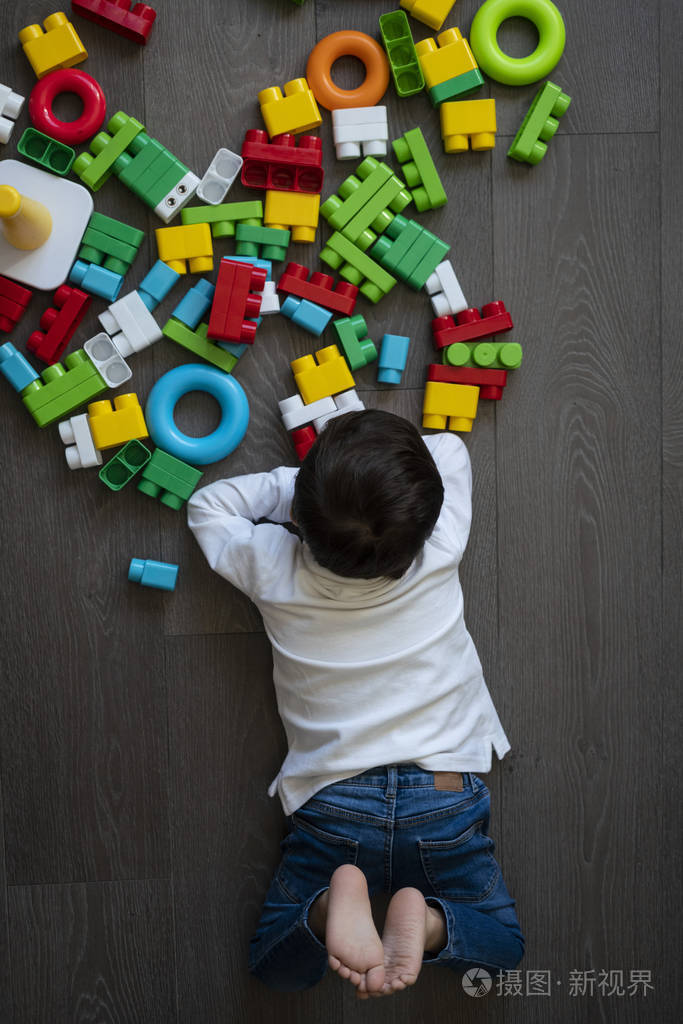 快乐的宝宝玩玩具积木