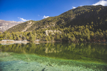 塔利科湖，皮桑附近有翡翠颜色的水。 喜马拉雅山脉，尼泊尔，安纳普尔纳巡回跋涉