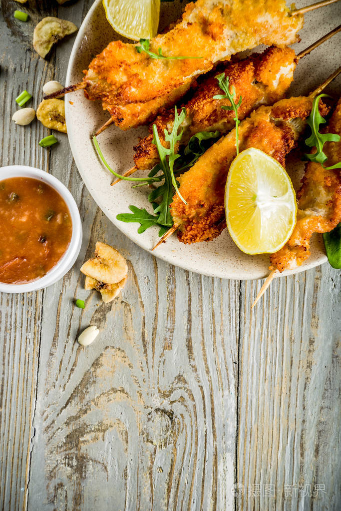 西非食物辛辣尼日利亚鸡串与胡椒酱下巴和干蕉木制背景复制空间顶部