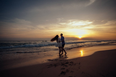 幸福和浪漫的场景的爱情情侣的伙伴在日落在 Beach.Love.Enjoy.Happy