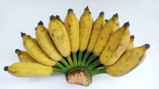 白色背景下成熟的香蕉